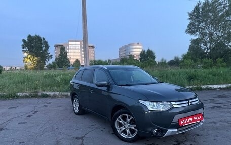 Mitsubishi Outlander III рестайлинг 3, 2014 год, 1 600 000 рублей, 2 фотография