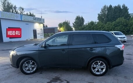 Mitsubishi Outlander III рестайлинг 3, 2014 год, 1 600 000 рублей, 4 фотография