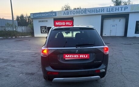 Mitsubishi Outlander III рестайлинг 3, 2014 год, 1 600 000 рублей, 3 фотография