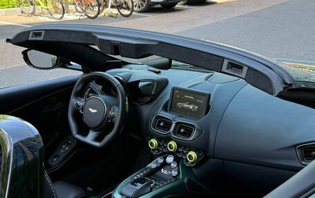 Aston Martin V12 Vantage, 2023 год, 34 000 000 рублей, 39 фотография