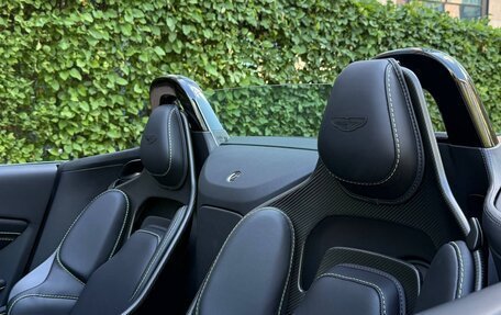 Aston Martin V12 Vantage, 2023 год, 34 000 000 рублей, 37 фотография