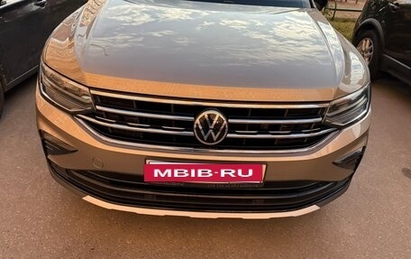 Volkswagen Tiguan II, 2021 год, 2 850 000 рублей, 21 фотография