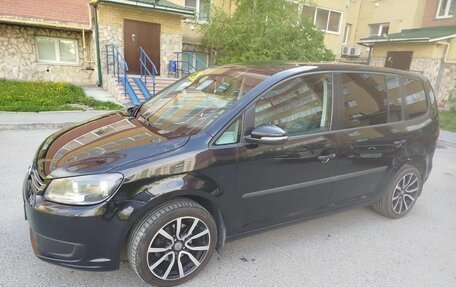 Volkswagen Touran III, 2011 год, 1 500 000 рублей, 1 фотография