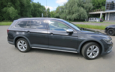 Volkswagen Passat B8 рестайлинг, 2019 год, 3 780 000 рублей, 2 фотография