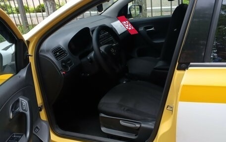 Volkswagen Polo VI (EU Market), 2019 год, 700 000 рублей, 2 фотография