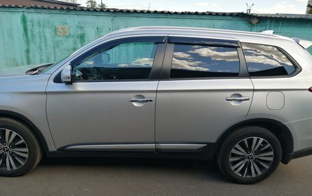 Mitsubishi Outlander III рестайлинг 3, 2019 год, 2 800 000 рублей, 7 фотография