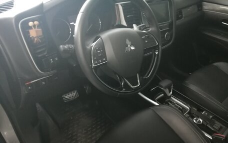 Mitsubishi Outlander III рестайлинг 3, 2019 год, 2 800 000 рублей, 10 фотография