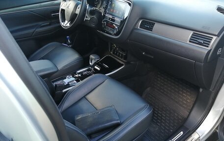 Mitsubishi Outlander III рестайлинг 3, 2019 год, 2 800 000 рублей, 2 фотография