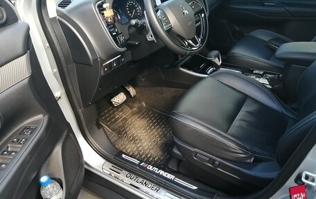 Mitsubishi Outlander III рестайлинг 3, 2019 год, 2 800 000 рублей, 3 фотография