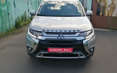 Mitsubishi Outlander III рестайлинг 3, 2019 год, 2 800 000 рублей, 8 фотография