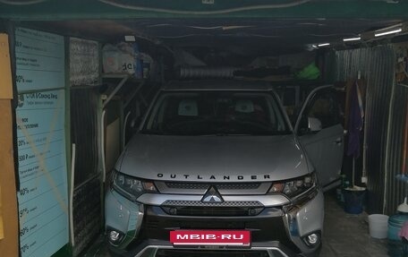 Mitsubishi Outlander III рестайлинг 3, 2019 год, 2 800 000 рублей, 12 фотография