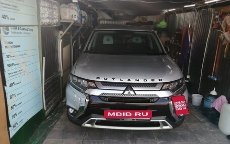 Mitsubishi Outlander III рестайлинг 3, 2019 год, 2 800 000 рублей, 11 фотография