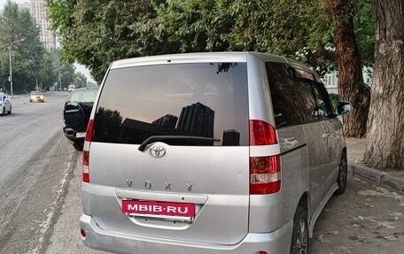Toyota Voxy II, 2002 год, 850 000 рублей, 4 фотография