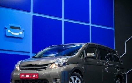 Toyota ISis I, 2012 год, 1 360 000 рублей, 1 фотография