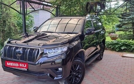 Toyota Land Cruiser Prado 150 рестайлинг 2, 2022 год, 6 300 000 рублей, 2 фотография
