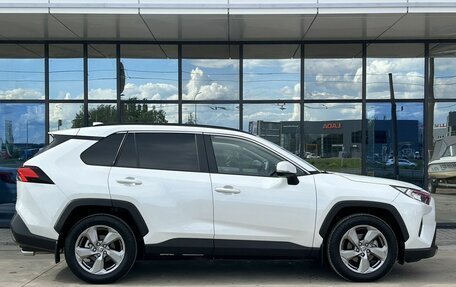 Toyota RAV4, 2020 год, 3 650 000 рублей, 6 фотография