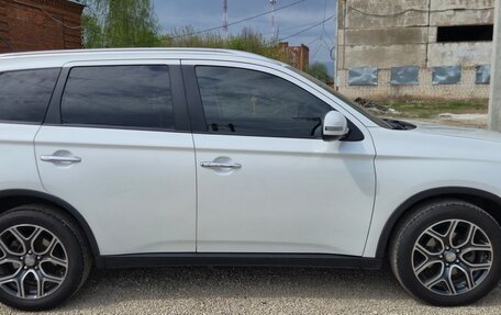 Mitsubishi Outlander III рестайлинг 3, 2014 год, 1 700 000 рублей, 6 фотография