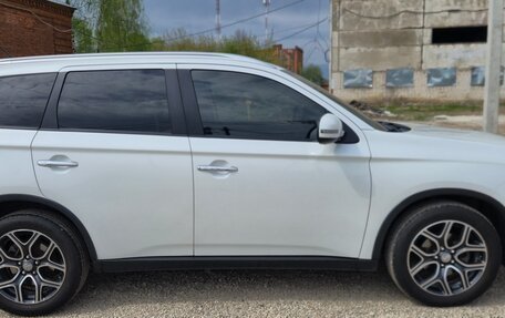 Mitsubishi Outlander III рестайлинг 3, 2014 год, 1 700 000 рублей, 5 фотография