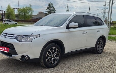 Mitsubishi Outlander III рестайлинг 3, 2014 год, 1 700 000 рублей, 3 фотография