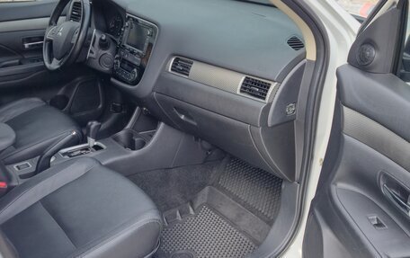 Mitsubishi Outlander III рестайлинг 3, 2014 год, 1 700 000 рублей, 9 фотография