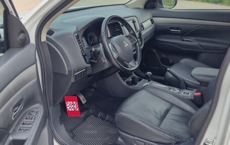 Mitsubishi Outlander III рестайлинг 3, 2014 год, 1 700 000 рублей, 10 фотография