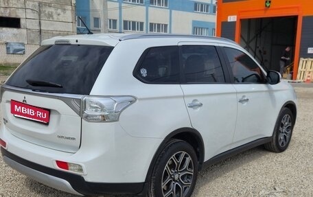 Mitsubishi Outlander III рестайлинг 3, 2014 год, 1 700 000 рублей, 7 фотография