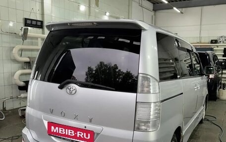 Toyota Voxy II, 2002 год, 715 000 рублей, 11 фотография