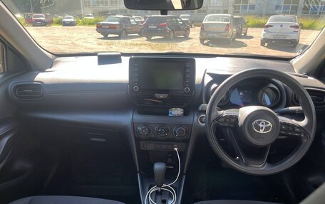 Toyota Yaris Cross, 2022 год, 1 690 000 рублей, 10 фотография