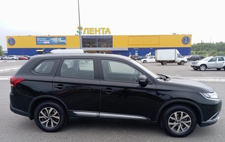 Mitsubishi Outlander III рестайлинг 3, 2018 год, 1 900 000 рублей, 2 фотография