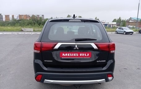 Mitsubishi Outlander III рестайлинг 3, 2018 год, 1 900 000 рублей, 6 фотография