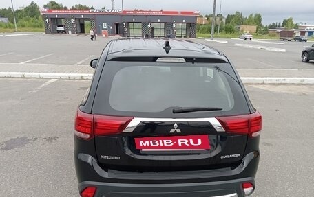Mitsubishi Outlander III рестайлинг 3, 2018 год, 1 900 000 рублей, 10 фотография