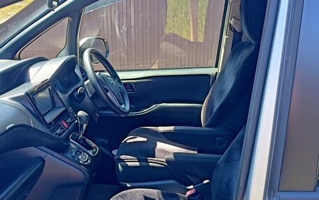 Toyota Noah III, 2017 год, 2 499 000 рублей, 5 фотография