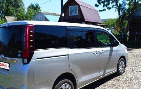 Toyota Noah III, 2017 год, 2 499 000 рублей, 4 фотография