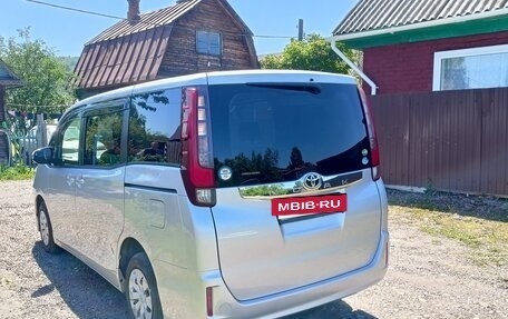 Toyota Noah III, 2017 год, 2 499 000 рублей, 3 фотография
