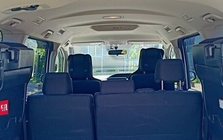 Toyota Noah III, 2017 год, 2 499 000 рублей, 7 фотография