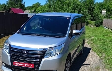 Toyota Noah III, 2017 год, 2 499 000 рублей, 1 фотография