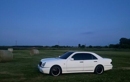 Mercedes-Benz E-Класс, 1997 год, 499 999 рублей, 3 фотография