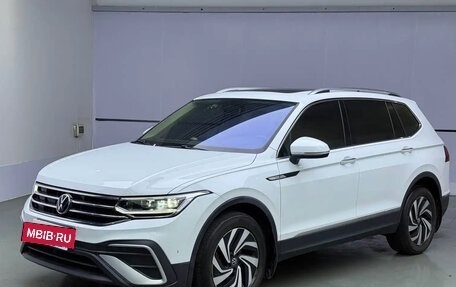 Volkswagen Tiguan II, 2022 год, 2 350 000 рублей, 3 фотография