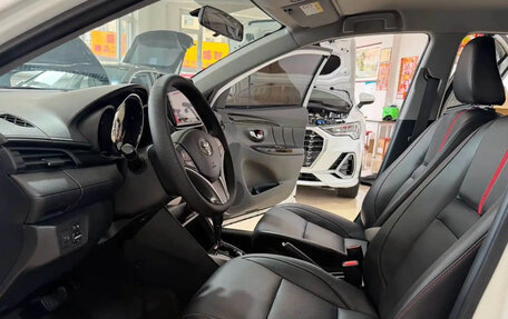 Toyota Yaris, 2022 год, 1 400 000 рублей, 7 фотография