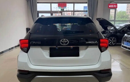 Toyota Yaris, 2022 год, 1 400 000 рублей, 5 фотография
