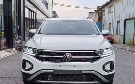 Volkswagen T-Roc I, 2023 год, 1 370 007 рублей, 2 фотография
