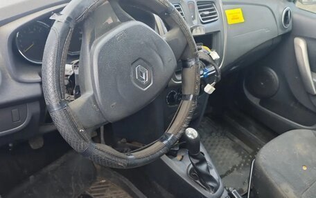 Renault Logan II, 2017 год, 200 000 рублей, 2 фотография