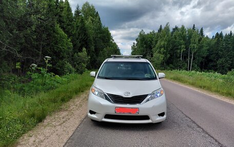 Toyota Sienna III, 2014 год, 2 000 000 рублей, 7 фотография