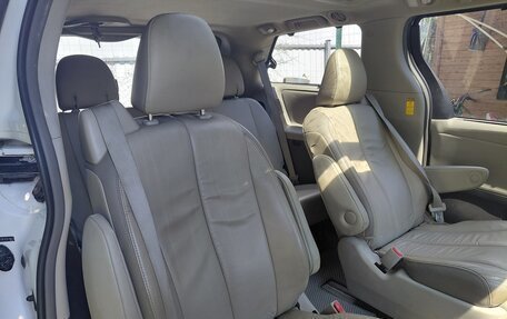 Toyota Sienna III, 2014 год, 2 000 000 рублей, 11 фотография