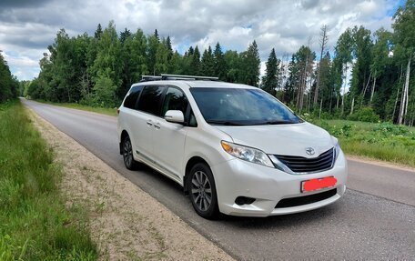 Toyota Sienna III, 2014 год, 2 000 000 рублей, 8 фотография