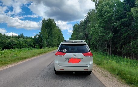 Toyota Sienna III, 2014 год, 2 000 000 рублей, 4 фотография