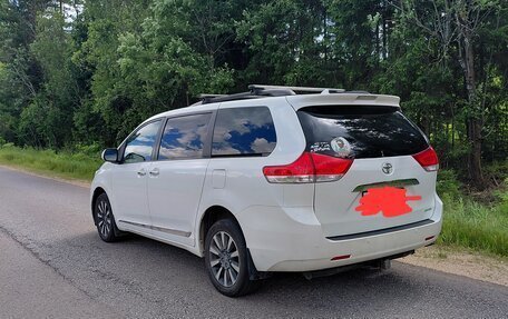 Toyota Sienna III, 2014 год, 2 000 000 рублей, 3 фотография