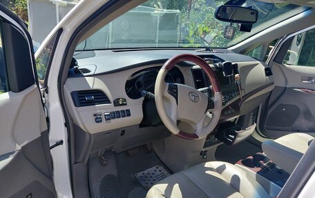 Toyota Sienna III, 2014 год, 2 000 000 рублей, 18 фотография