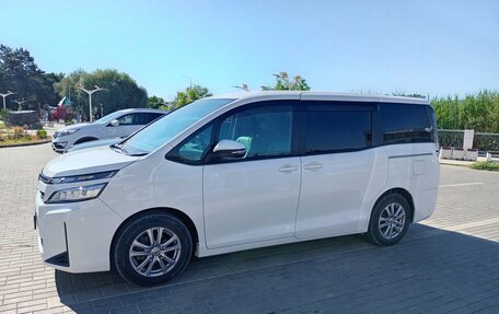 Toyota Voxy III, 2018 год, 2 650 000 рублей, 1 фотография