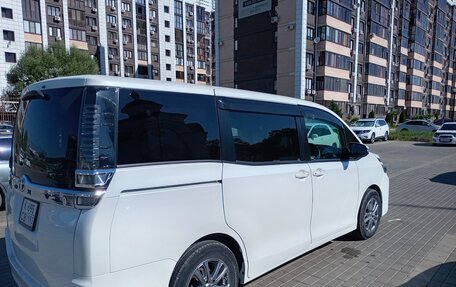 Toyota Voxy III, 2018 год, 2 650 000 рублей, 2 фотография